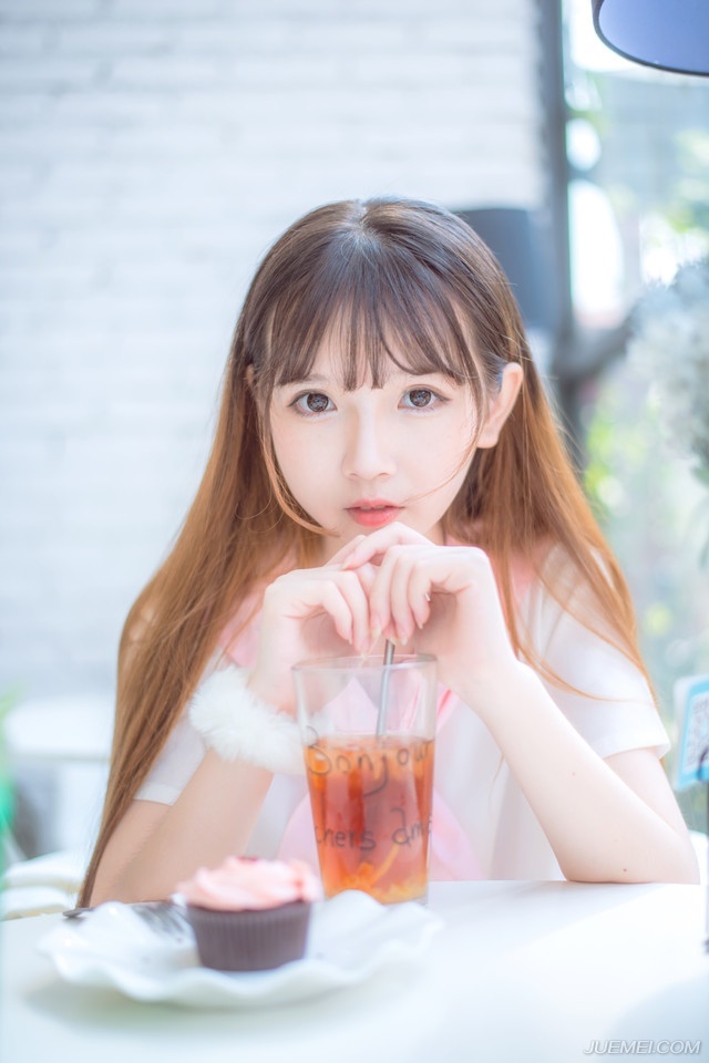 “蜀中已在掌控，但要防备荆州，诸葛亮此人，大局观极强，如今联盟既然破裂，定会极力劝刘备返回荆襄，当命士元、孝直尽快将程度占据，莫要再给对方机会，只要蜀中在握，天下大势便尽在主公掌握，至于荆襄，伏德这颗棋子，是时候用了。”贾诩微笑着看向吕布道。